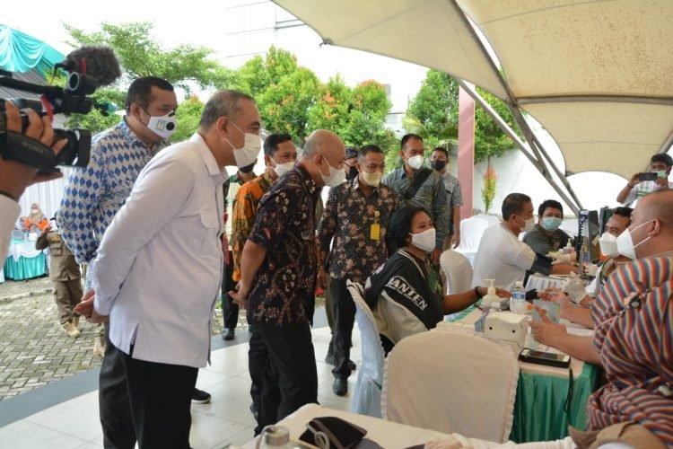 Menteri Koperasi Tinjau Vaksinasi Booster Pelaku UMKM di Cikupa