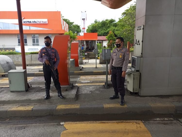 Personel Ditpamobvit Polda Banten Patroli di Sepanjang Jalan Tol Tangerang-Merak