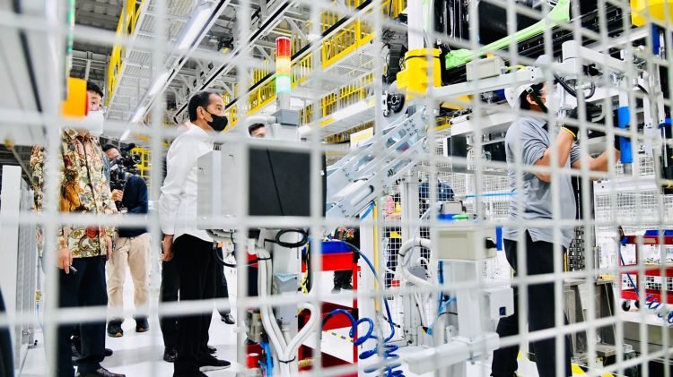 Presiden Jokowi Luncurkan Mobil Listrik Pertama yang Dirakit di Indonesia