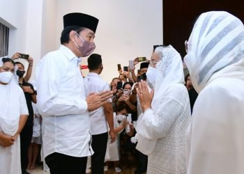 Presiden Jokowi Takziah ke Rumah Duka Almarhum Arifin Panigoro