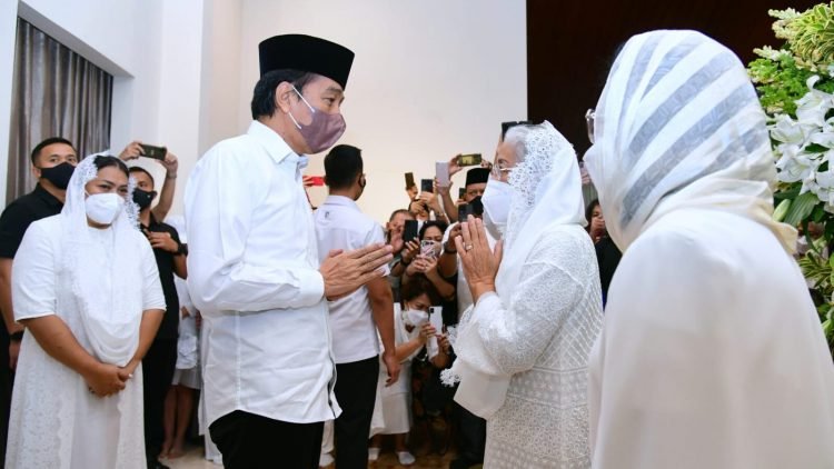 Presiden Jokowi Takziah ke Rumah Duka Almarhum Arifin Panigoro