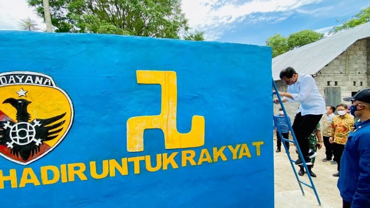 Presiden Jokowi Tinjau Sumur Pompa Hidram di Desa Oinlasi