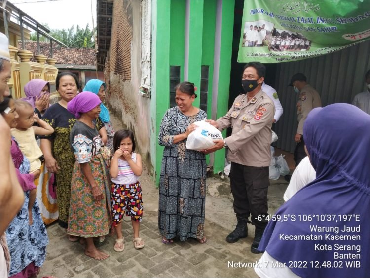 Puluhan Paket Sembako Disalurkan Ditbinmas Polda Banten Kepada Warga Korban Banjir