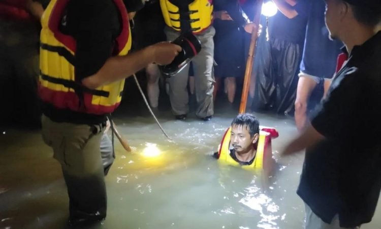 Satpol PP Tangsel Ikut Evakuasi Warga Tenggelam di Kota Tangerang