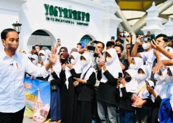 Tiba di YIA, Presiden Sapa Penumpang