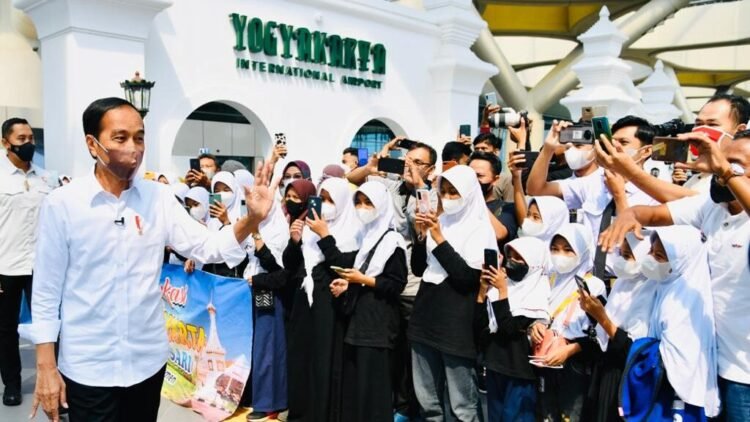 Tiba di YIA, Presiden Sapa Penumpang