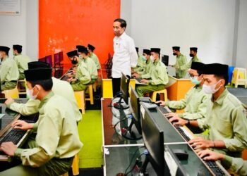 Tinjau Kegiatan di Pesantren API, Presiden: Bisa Jadi Contoh Penerapan Prokes