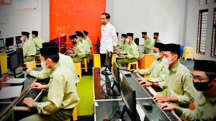 Tinjau Kegiatan di Pesantren API, Presiden: Bisa Jadi Contoh Penerapan Prokes