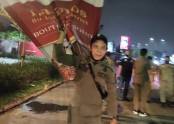 Satpol PP Kota Tangsel Tertibkan Reklame Tak Berizin