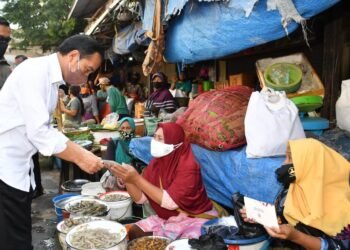 Bagikan Bansos di Pasar Kanoman, Presiden: Covid-19 Melandai, Ekonomi Menggeliat