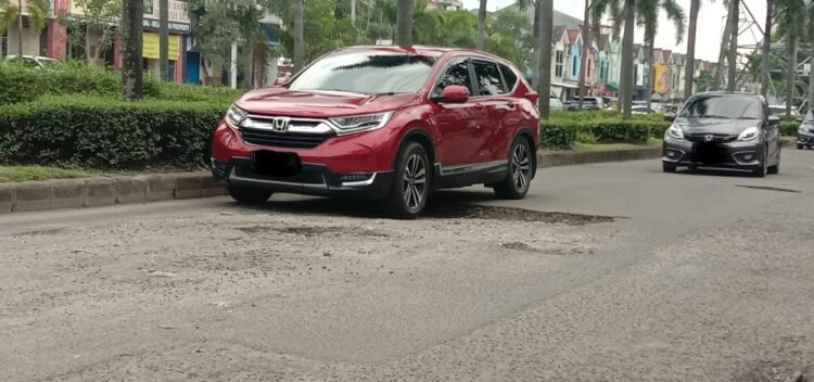 Hati-hati Melintas di Gading Serpong, Jalan Berlubang dan Bahayakan Pengendara