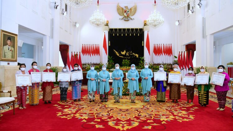 Ibu Iriana Jokowi Berikan Penghargaan bagi Perempuan Indonesia se-Tanah Air