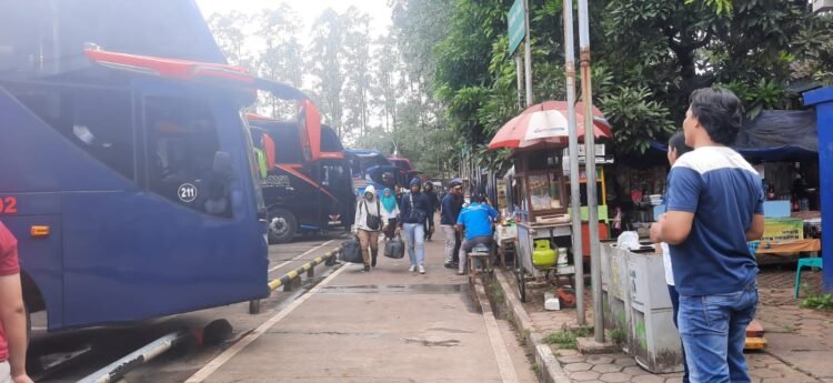 Meski Harga Tiket Naik Dua Kali Lipat, Pemudik Padati Terminal Poris Plawad 