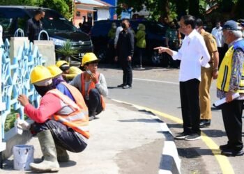 Presiden Joko Widodo Tinjau Program Padat Karya di Kota Cirebon