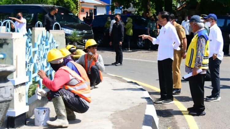 Presiden Joko Widodo Tinjau Program Padat Karya di Kota Cirebon
