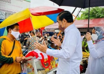 Presiden Jokowi Bagikan BLT di Pasar Angso Duo Jambi