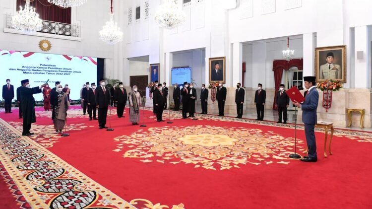 Presiden Jokowi Lantik Anggota KPU dan Bawaslu Masa Jabatan 2022-2027