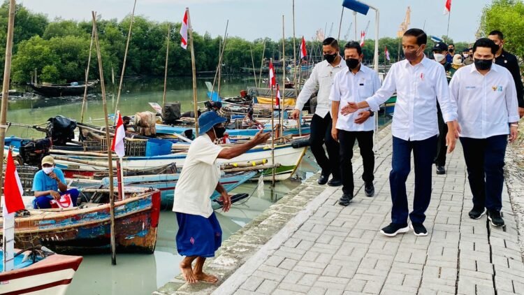 Presiden Jokowi Tinjau Kampung Nelayan Bulak di Surabaya