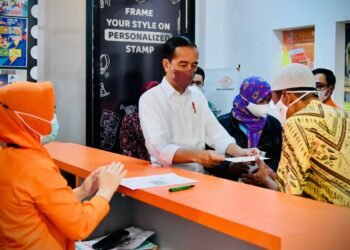 Presiden Jokowi Tinjau Penyaluran BLT Minyak Goreng kepada Masyarakat