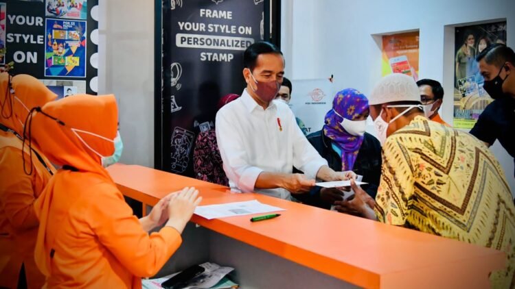 Presiden Jokowi Tinjau Penyaluran BLT Minyak Goreng kepada Masyarakat