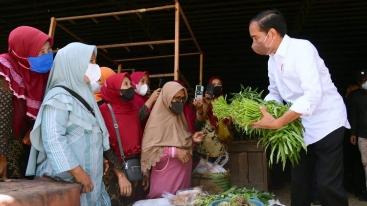 Presiden Serahkan Bantuan Sosial di Pasar Tanjung dan Pasar Bulakamba Brebes