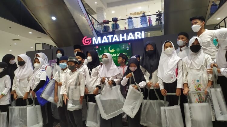 Gelar Santunan, Supermal Karawaci Ajak Anak Yatim Piatu Belanja Baju Lebaran