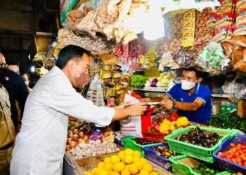 Saat Presiden Jokowi Ngabuburit Bagikan Bansos di Sejumlah Pasar di Bogor