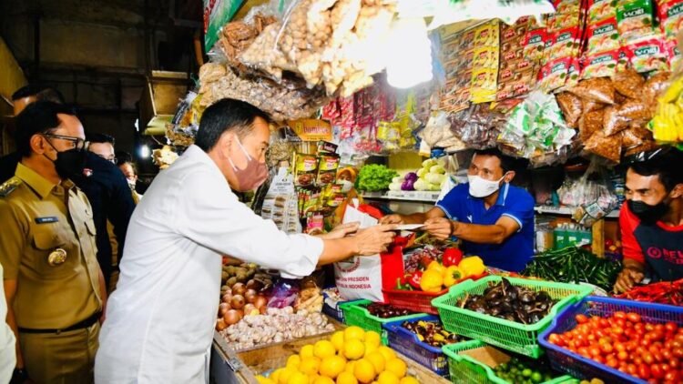 Saat Presiden Jokowi Ngabuburit Bagikan Bansos di Sejumlah Pasar di Bogor
