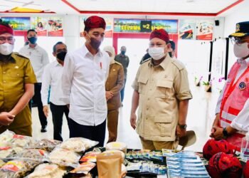 Saat Presiden dan Menhan Beli Blangkon Madura