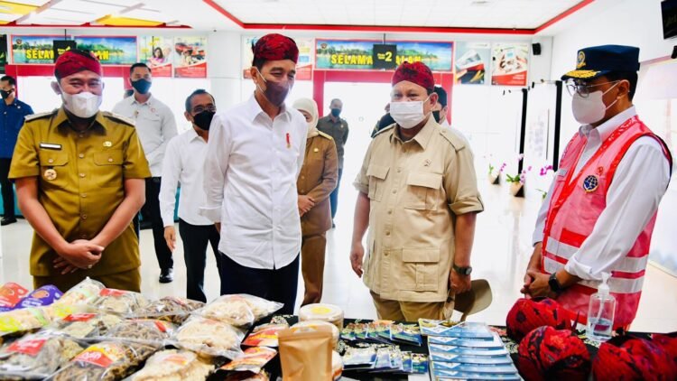 Saat Presiden dan Menhan Beli Blangkon Madura