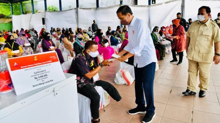 Salurkan Bansos di Sumenep, Presiden: Penyaluran BLT Minyak Goreng Lancar