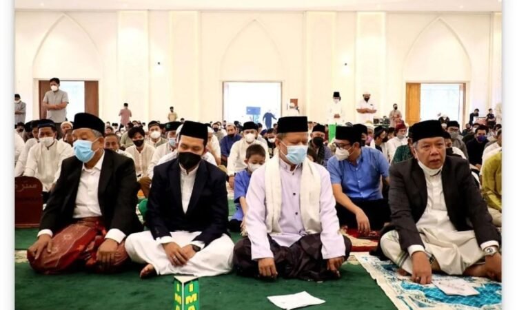 Wali Kota Benyamin Davnie Salat Idul Fitri 1443 H di Islamic Center, Wakil Wali Kota Pilar Saga Ichsan di Masjid Al-I’tishom