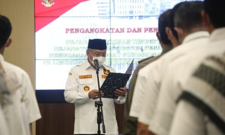 Tingkatkan Kinerja, Wali Kota Benyamin Davnie Lantik 79 Pejabat