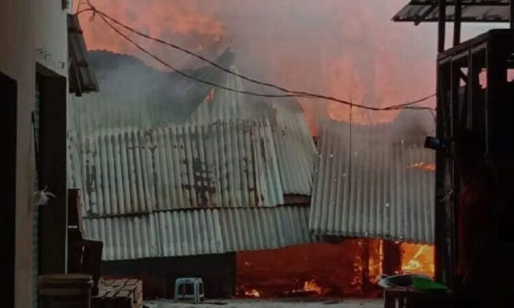 Kebakaran Lapak Pasar Ciputat, 18 Unit Damkar Dikerahkan Padamkan Api