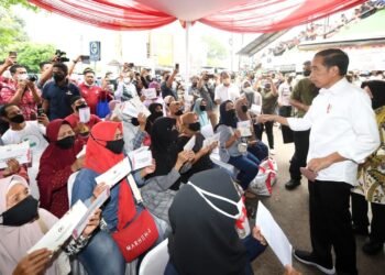 Presiden Jokowi Bagikan Bansos dan Tinjau Harga Minyak Goreng di Pasar