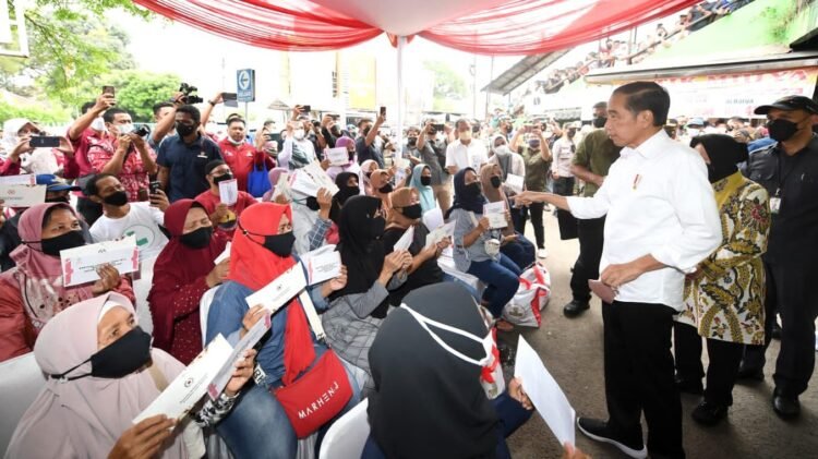 Presiden Jokowi Bagikan Bansos dan Tinjau Harga Minyak Goreng di Pasar