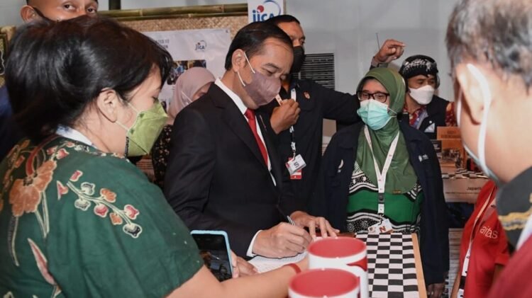 Presiden Jokowi Tinjau Rumah Resiliensi Indonesia pada Pameran Adexco 2022