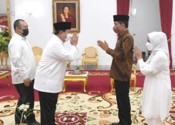 Saat Presiden Jokowi dan Menhan Prabowo Makan Opor Bersama