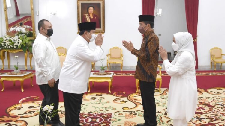 Saat Presiden Jokowi dan Menhan Prabowo Makan Opor Bersama