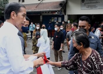 Salurkan Bansos di Surakarta, Presiden Harap Ekonomi Pulih Kembali