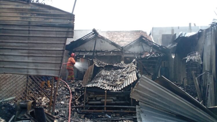 Tiga Kios Di Cipondoh Ludes Terbakar