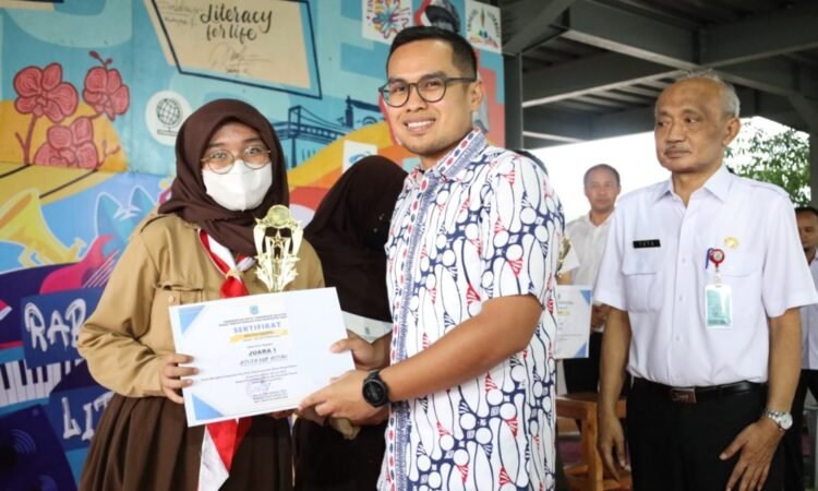 Hadiri Lomba Puisi, Pilar Saga Ichsan: Ini untuk Memperkuat Literasi