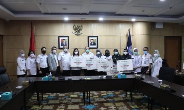 6 Tenaga Kesehatan Tangsel Raih Penghargaan dari Pemkot