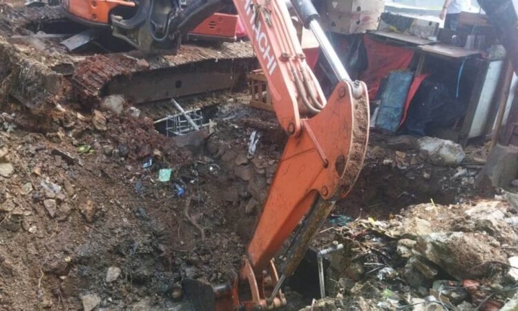 Dinas SDABMBK Tangsel Kirim Alat Berat untuk Penanganan Banjir di Lahan Milik PT Pertamina