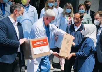 Ibu Iriana Serahkan Bantuan kepada Rumah Sakit di Kyiv