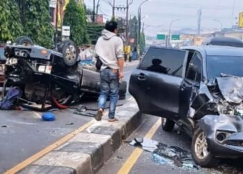 Kecelakaan Di Jalan Raya Dewi Sartika Ciputat, Mobil Ringsek dan Empat Orang Luka-luka