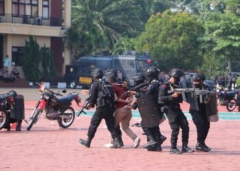 Kolaborasi Satbrimob Bersama Dalmas Polda Banten Warnai Simulasi Sispam Kota di Halaman Polda Banten