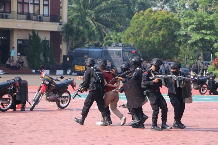 Kolaborasi Satbrimob Bersama Dalmas Polda Banten Warnai Simulasi Sispam Kota di Halaman Polda Banten