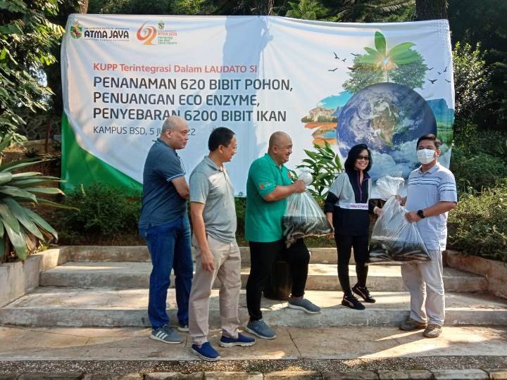 Peringati Hari Lingkungan Hidup Sedunia, Unika Atma Jaya Tanam Pohon dan Tebar Bibit Ikan