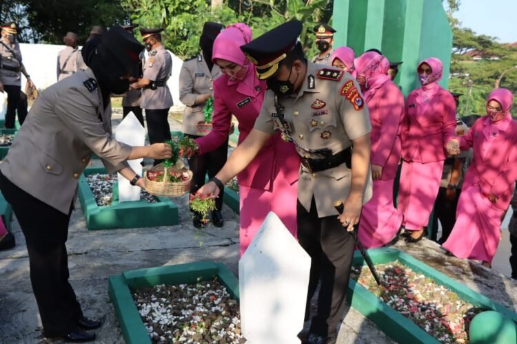 Rangkaian Hari Bhayangkara ke-76, Kapolres Lebak Pimpin Ziarah dan Tabur Bunga di TMP Sirna Rana Rangkasbitung